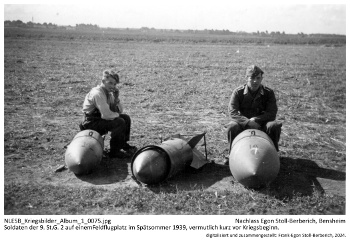 Soldaten der 9. St.G. 2 auf einemFeldflugplatz im Spätsommer 1939, vermutlich kurz vor Kriegsbeginn. NLESB_Kriegsbilder_Album1_0075.