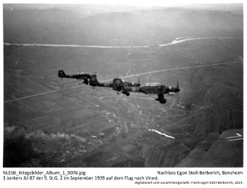 3 Junkers JU 87 der 9. St.G. 2 im September 1939 auf dem Flug nach Vinné. NLESB_Kriegsbilder_Album1_0076.