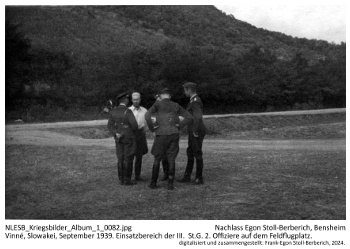 Vinné, Slowakei, September 1939. Einsatzbereich der III.  St.G. 2. Offiziere auf dem Feldflugplatz. NLESB_Kriegsbilder_Album1_0082.