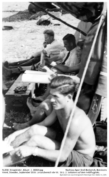 Vinné, Slowakei, September 1939. Einsatzbereich der III.  St.G. 2. Soldaten auf dem Feldflugplatz. NLESB_Kriegsbilder_Album1_0084.