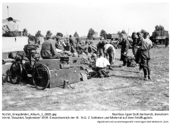 Vinné, Slowakei, September 1939. Einsatzbereich der III.  St.G. 2. Soldaten und Material auf dem Feldflugplatz. NLESB_Kriegsbilder_Album1_0085.