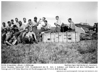 Vinné, Slowakei, September 1939. Einsatzbereich der III.  St.G. 2. Soldaten und Material auf dem Feldflugplatz. Im Hintergrund JU 87 (linke Maschine mit Teufelswappen der 9. S.G.2). (Bild bereinigt). NLESB_Kriegsbilder_Album1_0086.