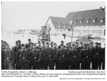 Egon Stoll-Berberich (2. von links, vordere Reihe) mit den anderen Lehrgangsteilnehmern des Kriegsoffizierlehrgang in Neuhausen-Trausitten vom 15. Februar bis zum 27. April 1940. NLESB_Kriegsbilder_Album1_0088