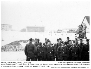 Egon Stoll-Berberich (3. von rechts, vordere Reihe) mit den anderen Lehrgangsteilnehmern des Kriegsoffizierlehrgang in Neuhausen-Trausitten vom 15. Februar bis zum 27. April 1940. NLESB_Kriegsbilder_Album1_0090