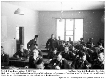Bilder von Egon Stoll-Berberich vom Kriegsoffizierlehrgang in Neuhausen-Trausitten vom 15. Februar bis zum 27. April 1940. Berberichs Kameraden im Lehrsaal während des Unterrichts. NLESB_Kriegsbilder_Album1_0092.