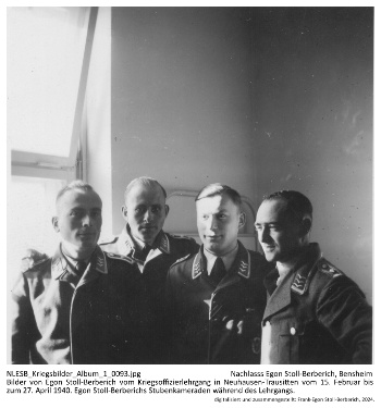 Bilder von Egon Stoll-Berberich vom Kriegsoffizierlehrgang in Neuhausen-Trausitten vom 15. Februar bis zum 27. April 1940. Egon Stoll-Berberichs Stubenkameraden während des Lehrgangs. NLESB_Kriegsbilder_Album1_0093.