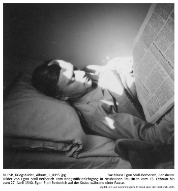 Bilder von Egon Stoll-Berberich vom Kriegsoffizierlehrgang in Neuhausen-Trausitten vom 15. Februar bis zum 27. April 1940. Egon Stoll-Berberich auf der Stube während einer Pause. NLESB_Kriegsbilder_Album1_0095.