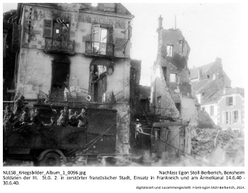 Soldaten der III.  St.G. 2. in zerstörter französischer Stadt, Einsatz in Frankreich und am Ärmelkanal 14.6.40 - 30.6.40. NLESB_Kriegsbilder_Album1_0096.