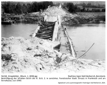 Besichtigung der Schäden durch die III. St.G. 2. in zerstörter, französischer Stadt. Einsatz in Frankreich und am Ärmelkanal, Juni 1940. NLESB_Kriegsbilder_Album1_0098.