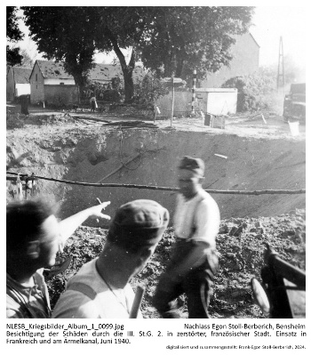 Besichtigung der Schäden durch die III. St.G. 2. in zerstörter, französischer Stadt. Einsatz in Frankreich und am Ärmelkanal, Juni 1940. NLESB_Kriegsbilder_Album1_0099.