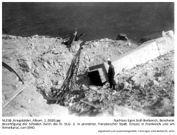 Besichtigung der Schäden durch die III. St.G. 2. in zerstörter, französischer Stadt. Einsatz in Frankreich und am Ärmelkanal, Juni 1940. NLESB_Kriegsbilder_Album1_0100.