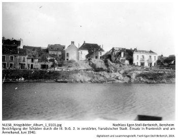 Besichtigung der Schäden durch die III. St.G. 2. in zerstörter, französischer Stadt. Einsatz in Frankreich und am Ärmelkanal, Juni 1940. NLESB_Kriegsbilder_Album1_0101.