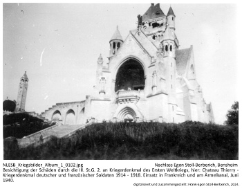 Besichtigung der Schäden durch die III. St.G. 2. in zerstörter, französischer Stadt. Einsatz in Frankreich und am Ärmelkanal, Juni 1940. NLESB_Kriegsbilder_Album1_0102.