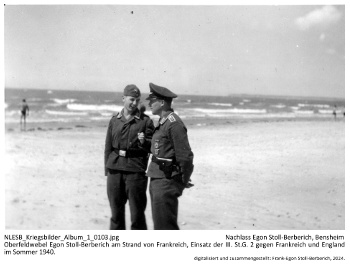 Oberfeldwebel Egon Stoll-Berberich am Strand von Frankreich, Einsatz der III. St.G. 2 gegen Frankreich und England im Sommer 1940. NLESB_Kriegsbilder_Album1_0103.