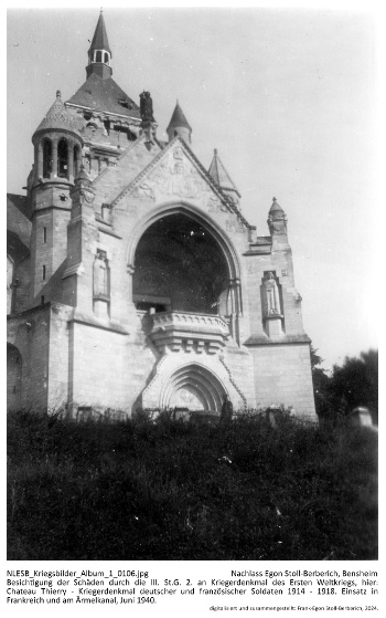 Besichtigung der Schäden durch die III. St.G. 2. in zerstörter, französischer Stadt. Einsatz in Frankreich und am Ärmelkanal, Juni 1940. NLESB_Kriegsbilder_Album1_0106.