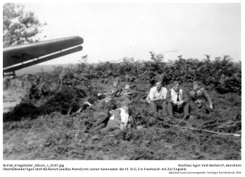Oberfeldwebel Egon Stoll-Berberich (weißes Hemd) mit seinen Kameraden der III. St.G.2 in Frankreich mit Ziel England. (JU 87, T6+MT).  NLESB_Kriegsbilder_Album1_0107.