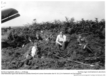 Oberfeldwebel Egon Stoll-Berberich (weißes Hemd) mit seinen Kameraden der III. St.G.2 in Frankreich mit Ziel England. (JU 87, T6+MT).  NLESB_Kriegsbilder_Album1_0108.