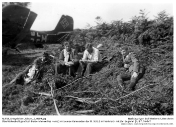 Oberfeldwebel Egon Stoll-Berberich (weißes Hemd) mit seinen Kameraden der III. St.G.2 in Frankreich mit Ziel England. (JU 87, T6+MT).  NLESB_Kriegsbilder_Album1_0109.