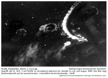 Angriffe der III. St.G. 2 auf Schiffe im Ärmelkanal während der Kämpfe im Juli und August 1940. Das Bild zeigt Bombenabwürfe auf ein ausweichendes - mutmaßlich bereits kenterndes - Schiff.  NLESB_Kriegsbilder_Album1_0112.