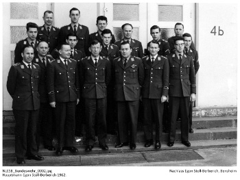 Egon Stoll-Berberich als Hauptmann bei der Bundeswehr. Mit weiteren Kameraden beim Stabsoffizierlehrgang 1962 in Hamburg. NLESB_Bundeswehr_0002