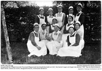 Gruppenbild der Pflegerinnen der Provinzial-Pflegeanstalt Darmstadt-Eberstadt um 1917. Die Damen tragen am Kragen das Zeichen "PPA". Nur ein Name bekannt. Obere Reihe, zweite von rechts: Margarethe Rische, verheiratete Berberich. Margarethe_Rische_Provinzial_Pflegeanstalt_Eberstadt_001