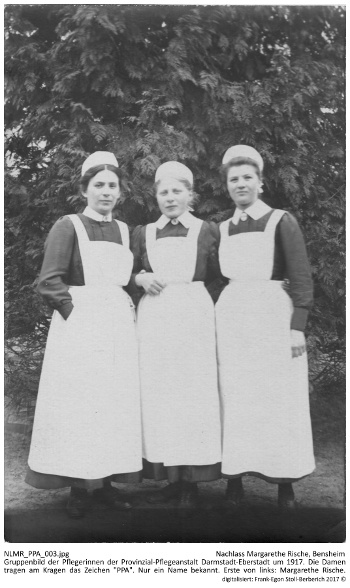 Gruppenbild der Pflegerinnen der Provinzial-Pflegeanstalt Darmstadt-Eberstadt um 1917. Die Damen tragen am Kragen das Zeichen "PPA". Nur ein Name bekannt. Erste von links: Margarethe Rische. Margarethe_Rische_Provinzial_Pflegeanstalt_Eberstadt_003