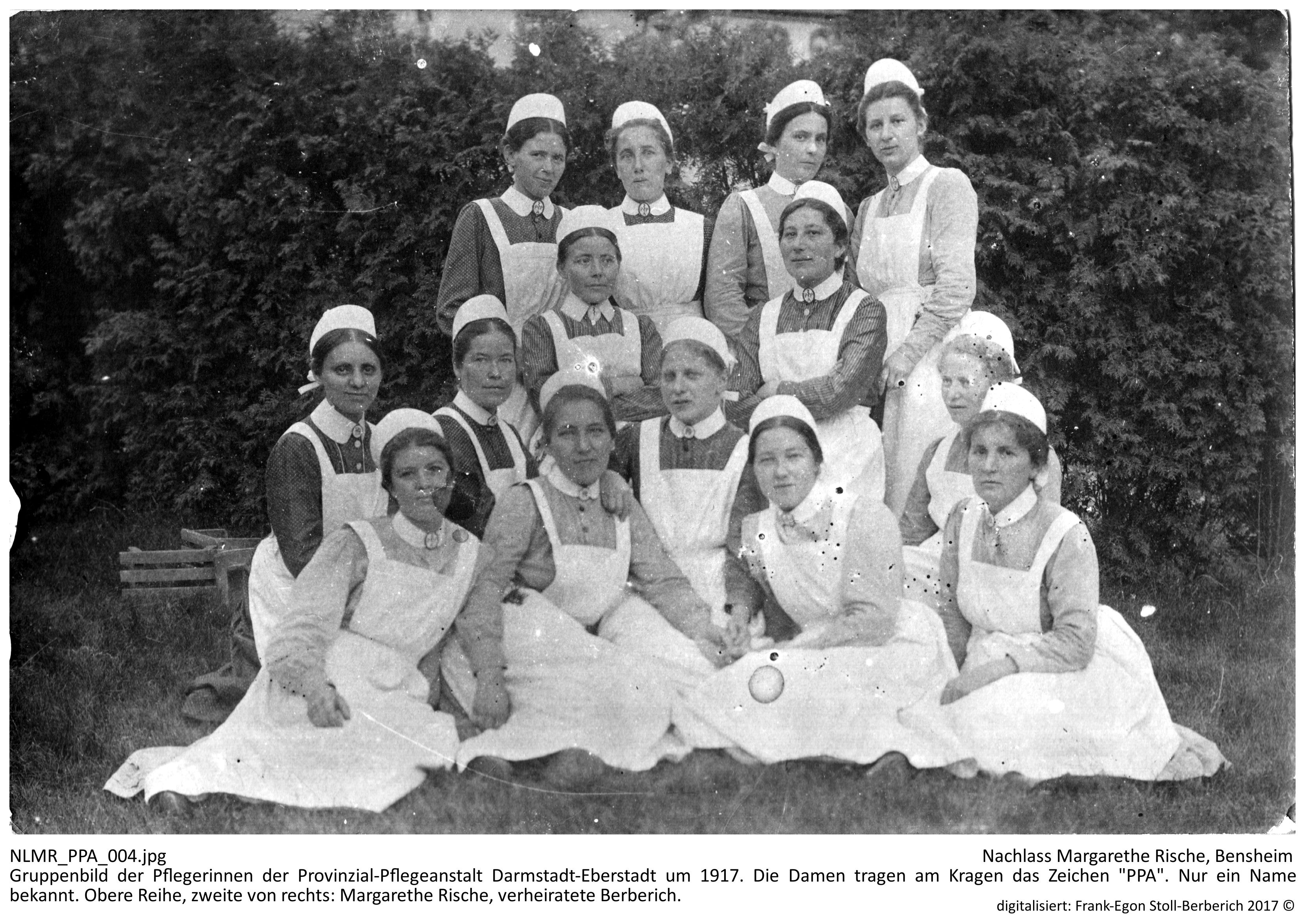 Gruppenbild der Pflegerinnen der Provinzial-Pflegeanstalt Darmstadt-Eberstadt um 1917. Die Damen tragen am Kragen das Zeichen "PPA". Nur ein Name bekannt. Erste von links: Margarethe Rische. Margarethe_Rische_Provinzial_Pflegeanstalt_Eberstadt_004