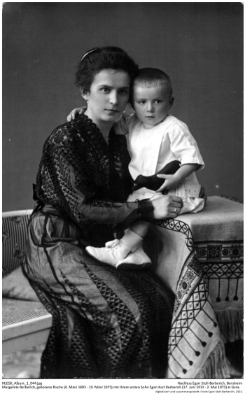 Margarete Berberich, geborene Rische (6. März 1893 - 19. März 1973) mit ihrem ersten Sohn Egon Kurt Berberich (17. Juni 1913 - 2. Mai 1973) in Gera. NLESB_Album_1_044