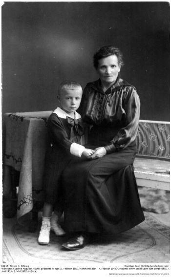 Wilhelmine Sophie Auguste Rische, geborene Meige (2. Februar 1859, Hartmannsdorf - 7. Februar 1948, Gera) mit ihrem Enkel Egon Kurt Berberich (17. Juni 1913 - 2. Mai 1973) in Gera. NLESB_Album_1_045