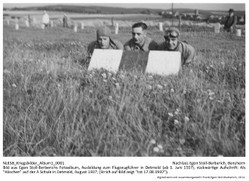 Bild aus Egon Stoll-Berberichs Fotoalbum, Ausbildung zum Flugzeugführer in Detmold (ab 1. Juni 1937), rückwärtige Aufschrift: Als "Häschen" auf der A Schule in Detmold, August 1937; (Strich auf Bild zeigt "tot 17.08.1937"). NLESB_Kriegsbilder_Album1_0001