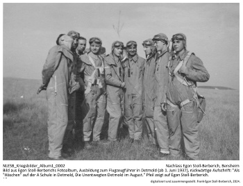 Bild aus Egon Stoll-Berberichs Fotoalbum, Ausbildung zum Flugzeugführer in Detmold (ab 1. Juni 1937), rückwärtige Aufschrift: "Als "Häschen" auf der A Schule in Detmold, Die Unentwegten Detmold im August." Pfeil zeigt auf Egon Stoll-Berberich.NLESB_Kriegsbilder_Album1_0002