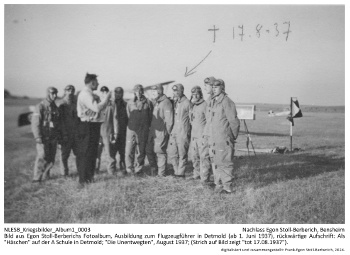 Bild aus Egon Stoll-Berberichs Fotoalbum, Ausbildung zum Flugzeugführer in Detmold (ab 1. Juni 1937), rückwärtige Aufschrift: Als "Häschen" auf der A Schule in Detmold; "Die Unentwegten", August 1937; (Strich auf Bild zeigt "tot 17.08.1937"). NLESB_Kriegsbilder_Album1_0003