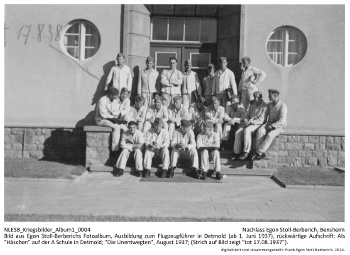Bild aus Egon Stoll-Berberichs Fotoalbum, Ausbildung zum Flugzeugführer in Detmold (ab 1. Juni 1937), rückwärtige Aufschrift: Als "Häschen" auf der A Schule in Detmold; "Die Unentwegten", August 1937; (Strich auf Bild zeigt "tot 17.08.1937"). NLESB_Kriegsbilder_Album1_0004