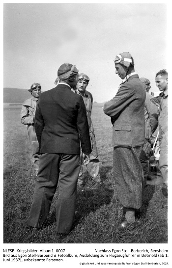 Bild aus Egon Stoll-Berberichs Fotoalbum, Ausbildung zum Flugzeugführer in Detmold (ab 1. Juni 1937), unbekannte Personen. NLESB_Kriegsbilder_Album1_0007.
