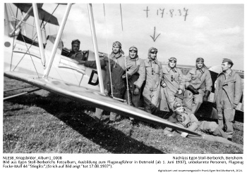 Bild aus Egon Stoll-Berberichs Fotoalbum, Ausbildung zum Flugzeugführer in Detmold (ab 1. Juni 1937), unbekannte Personen, Flugzeug Focke-Wulf 44 "Stieglitz",(Strich auf Bild zeigt "tot 17.08.1937"). NLESB_Kriegsbilder_Album1_0008.