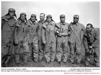 Bild aus Egon Stoll-Berberichs Fotoalbum, Ausbildung zum Flugzeugführer in Detmold (ab 1. Juni 1937), unbekannte Personen. NLESB_Kriegsbilder_Album1_0009.