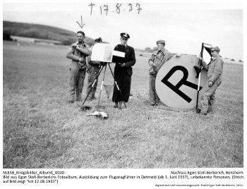 Bild aus Egon Stoll-Berberichs Fotoalbum, Ausbildung zum Flugzeugführer in Detmold (ab 1. Juni 1937), unbekannte Personen, (Strich auf Bild zeigt "tot 17.08.1937"). NLESB_Kriegsbilder_Album1_0010.