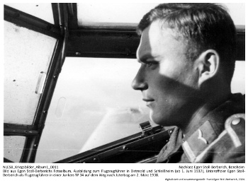 Bild aus Egon Stoll-Berberichs Fotoalbum, Ausbildung zum Flugzeugführer in Detmold und Schleißheim (ab 1. Juni 1937), Unteroffizier Egon Stoll-Berberich als Flugzeugführer in einer Junkers W 34 auf dem Weg nach Jüterbog am 2. März 1938. NLESB_Kriegsbilder_Album1_0011.