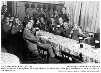 Bild aus Egon Stoll-Berberichs Fotoalbum, Abschlussfeier der Flugzeugführer der Fliegerschule B, Schleißheim Juni 1938. Egon Stoll-Berberich unter Schirmmütze, Dolch und Koppel. NLESB_Kriegsbilder_Album1_0013.
