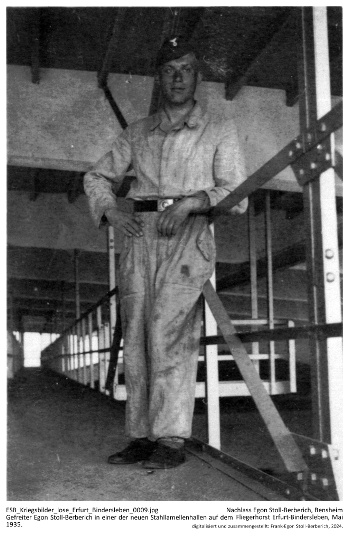 Gefreiter Egon Stoll-Berberich in einer der neuen Stahllamellenhallen auf dem Fliegerhorst Erfurt-Bindersleben, Mai 1935.NLESB_Kriegsbilder_lose_Erfurt_Bindersleben_0009
