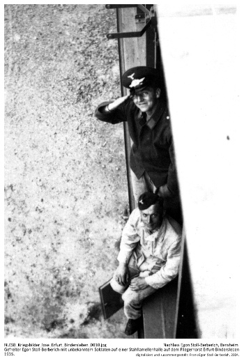 Gefreiter Egon Stoll-Berberich mit unbekanntem Soldaten auf einer Stahllamellenhalle auf dem Fliegerhorst Erfurt-Bindersleben 1935. NLESB_Kriegsbilder_lose_Erfurt_Bindersleben_0010