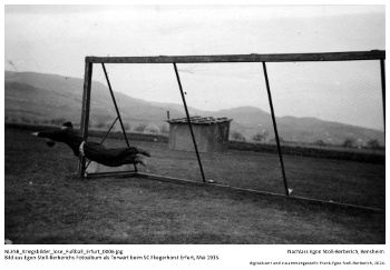 Bild aus Egon Stoll-Berberichs Fotoalbum als Torwart beim SC Fliegerhorst Erfurt, Mai 1935. NLESB_Kriegsbilder_lose_Fußball_Erfurt_0006