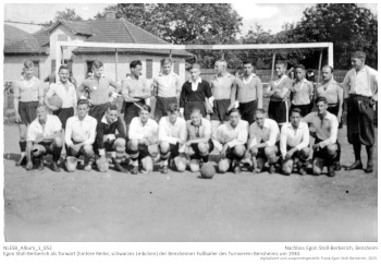 Egon Stoll-Berberich als Torwart (hintere Reihe, schwarzes Leibchen) der Bensheimer Fußballer des Turnverein Bensheims um 1930. NLESB_Album_1_052 Egon Stoll-Berberich als Torwart (hintere Reihe, schwarzes Leibchen) der Bensheimer Fußballer des Turnverein Bensheims um 1930. NLESB_Album_1_052