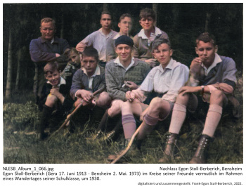 Egon Stoll-Berberich (Gera 17. Juni 1913 - Bensheim 2. Mai. 1973) im Kreise seiner Freunde vermutlich im Rahmen eines Wandertages seiner Schulklasse, um 1930. NLESB_Album_1_066 Egon Stoll-Berberich (Gera 17. Juni 1913 - Bensheim 2. Mai. 1973) im Kreise seiner Freunde vermutlich im Rahmen eines Wandertages seiner Schulklasse, um 1930. NLESB_Album_1_066