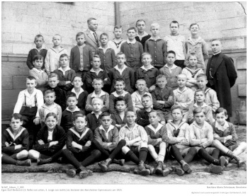 Egon Stoll-Berberich (3. Reihe von unten, 3. Junge von rechts) als Sextaner des Bensheimer Gymnasiums um 1923. NLESB_Album_2_003 Egon Stoll-Berberich (3. Reihe von unten, 3. Junge von rechts) als Sextaner des Bensheimer Gymnasiums um 1923. NLESB_Album_2_003