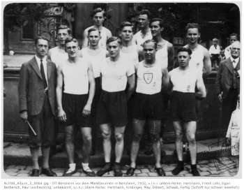 DT Bensheim vor dem Marktbrunnen in Bensheim, 1932, v.l.n.r. untere Reihe: Hartmann, Friedl Lohr, Egon Berberich, Paul Leichsenring, unbekannt, v.l.n.r. obere Reihe: Hartmann, Kindinger, May, Döbert, Schaab, Fertig (Schrift nur schwer leserlich). NLESB_Album_2_0064 DT Bensheim vor dem Marktbrunnen in Bensheim, 1932, v.l.n.r. untere Reihe: Hartmann, Friedl Lohr, Egon Berberich, Paul Leichsenring, unbekannt, v.l.n.r. obere Reihe: Hartmann, Kindinger, May, Döbert, Schaab, Fertig (Schrift nur schwer leserlich). NLESB_Album_2_0064