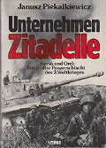 Piekalkiewicz, Janusz (1989): Unternehmen Zitadelle. Kursk und Orel: Die größte Panzerschlacht des 2. Weltkrieges, Hersching, Seite 101. (1 Seite, Bild). Piekalkiewicz, Janusz (1989): Unternehmen Zitadelle. Kursk und Orel: Die größte Panzerschlacht des 2. Weltkrieges, Hersching, Seite 101. (1 Seite, Bild).