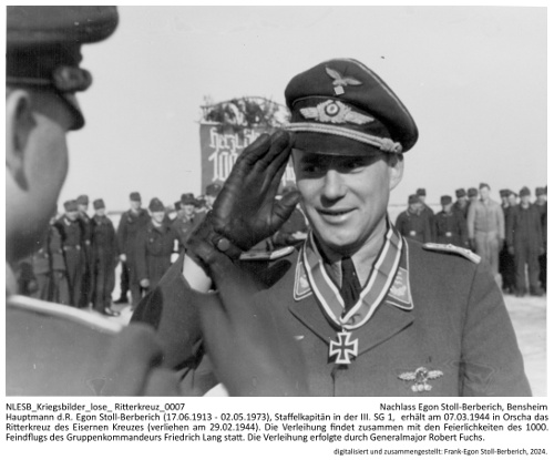 Egon Stoll-Berberich unmittelbar nach der Verleihung des Ritterkreuzes am 07.03.1944. Im Vordergrund (links) Generalmajor Robert Fuchs, im Hintergrund das Fahrzeug für Major Friedrich Lang (1000. Feindflug) und Hauptmann Egon Stoll-Berberich (Ritterkreuz). NLESB_Kriegsbilder_lose_Ritterkreuz_0007