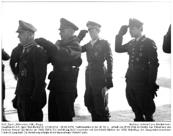 Egon Stoll-Berberich (links) während der Verleihung des Ritterkreuzes am 07.03.1944. Generalmajor Robert Fuchs (2. v. l.). NLIZ_Zipser_Ritterkreuz_ESB_c85.jpg