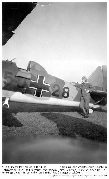 Bild aus Egon Stoll-Berberichs Fotoalbum, Unteroffizier Egon Stoll-Berberich vor seinem ersten eigenen Flugzeug, einer HS 123, Kennung 50 + 28, im September 1938 in Grottkau (heutiges Grodków). NLESB_Kriegsbilder_Album1_0014. Bild aus Egon Stoll-Berberichs Fotoalbum, Unteroffizier Egon Stoll-Berberich vor seinem ersten eigenen Flugzeug, einer HS 123, Kennung 50 + 28, im September 1938 in Grottkau (heutiges Grodków). NLESB_Kriegsbilder_Album1_0014.